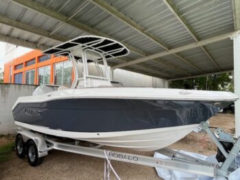 ROBALO R202 EXPLORER CENTER CONSOLE 2025